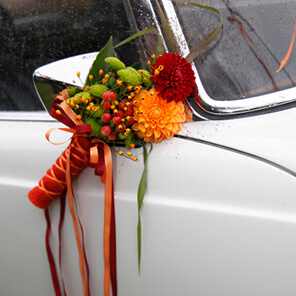 Mit Blumen geschmücktes Auto
